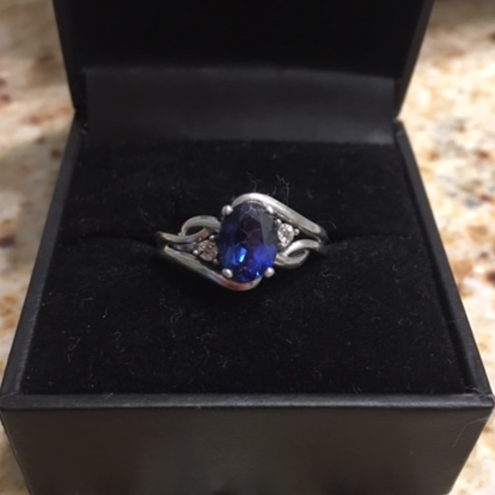 Beautiful sapphire and diamond ring